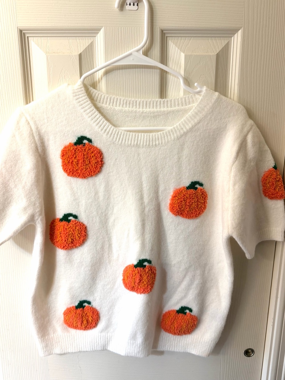 Cozy White Short-sleeved Sweater with Orange Pumpkin Motifs